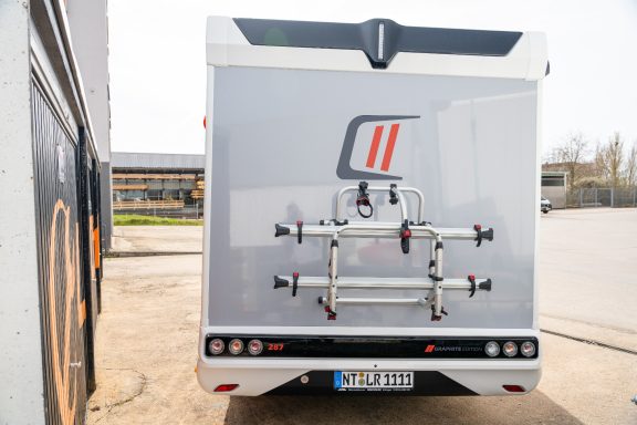 Heckansicht eines Fahrzeugs mit einem Fahrradträger und einem minimalistischen Design.